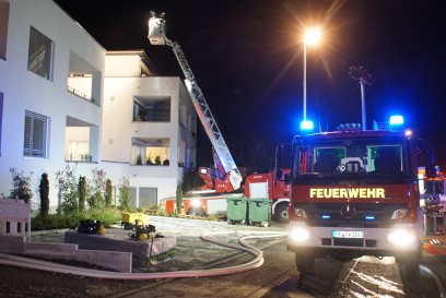 Friolzheim: Radlader auf Baustelle geraet in Brand - Feuerwehr im Einsatz