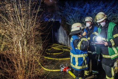 Sindelfingen- Hinterweil: Brand einer Muelltone sorgt fuer Grosseinsatz der Feuerwehr