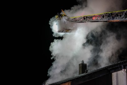 Nuertingen-Neckarhausen: Gebaeudebrand forderte die Feuerwehr - Bewohner retten sich rechtzeitig