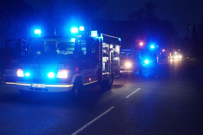 Bad Liebenzell: Technischer Defekt fuehrt zu einem Wohnwagen mit Vorbau Vollbrand - Feuerwehr im Grosseinsatz