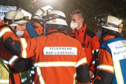 Bad Liebenzell: Technischer Defekt fuehrt zu einem Wohnwagen mit Vorbau Vollbrand - Feuerwehr im Grosseinsatz