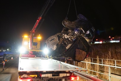 Uhingen B10: PKW kommt von Bundesstrasse ab und landet im Bach