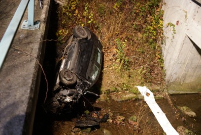 Uhingen B10: PKW kommt von Bundesstrasse ab und landet im Bach