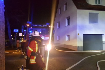 Keltern: Dachstuhlbrand fuehrt zu einem groesseren Feuerwehr Einsatz
