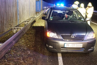 Muehlacker: zwei Verkehrsunfaelle gleichzeitig auf Eisglatter Fahrbahn - mehrere Personen betreut und Leicht Verletzt
