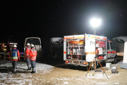 Weilheim Teck: Dachstuhlbrand loest Feuerwehreinsatz aus - starker Schneefall und Kaelte erschweren die Loeschmassnahmen