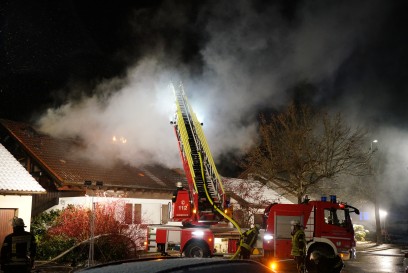 Weilheim Teck: Dachstuhlbrand loest Feuerwehreinsatz aus - starker Schneefall und Kaelte erschweren die Loeschmassnahmen