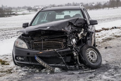 Gaeufelden-Tailfingen: PKW kracht auf schneebedeckter Strasse in Gegenverkehr