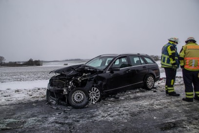 Gaeufelden-Tailfingen: PKW kracht auf schneebedeckter Strasse in Gegenverkehr