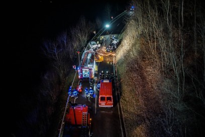 Waldenbuch: Schwerer Unfall nach missgluecktem Ueberholmanoever fordert mehrere Verletzte