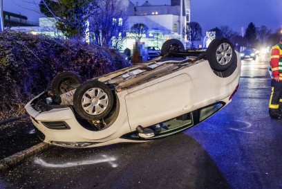 Ostfildern-Ruit: Auto landet auf dem Dach