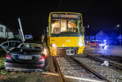 Leinfelden-Echterdingen: Pkw kollidiert mit Stadtbahn