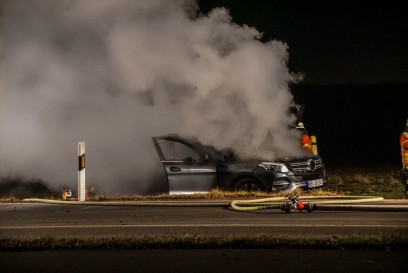 Holzgerlingen: Mercedes brennt voellig aus