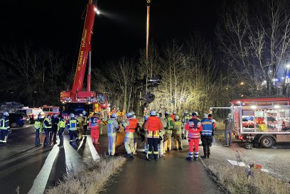Remseck: Auto stuerzt in Neckar Fahrer kann nur noch Tot geborgen werden.