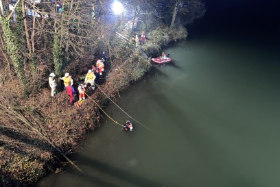 Remseck: Auto stuerzt in Neckar Fahrer kann nur noch Tot geborgen werden.
