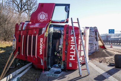 A8/Denkendorf: Sattelzug mit Getreide kippt um und sorgt fuer Verkehrschaos
