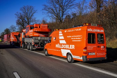 A8/Denkendorf: Sattelzug mit Getreide kippt um und sorgt fuer Verkehrschaos