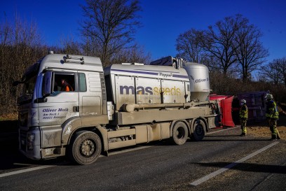 A8/Denkendorf: Sattelzug mit Getreide kippt um und sorgt fuer Verkehrschaos