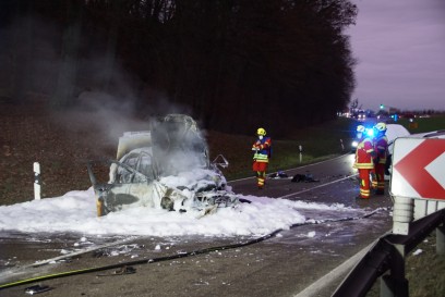 Grossbottwar: Fahrzeug brennt nach Verkehrsunfall komplett aus