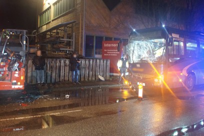 Muehlacker: Schwerer Verkehrsunfall zwischen Linienbus und stehendem LKW - eine Person schwer verletzten