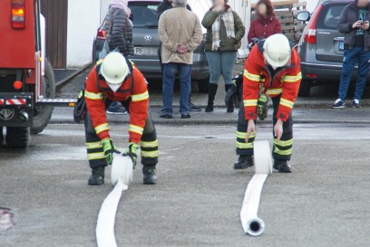 Oetisheim: Adventskranz sorgt fuer einen Wohnungsbrand - Feuerwehr im Einsatz
