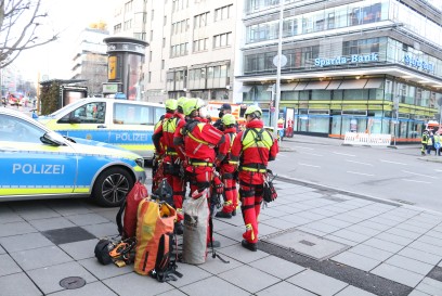 Stuttgart: Person klettert auf Baukran