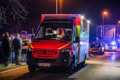 Esslingen-Oberesslingen: BMW knallt gegen Betonmauer und Strassenlaterne – Person lebensgefaehrlich verletzt