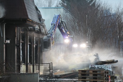 Zell unter Aichelberg: Rakete setzt Gebaeude ein Vollbrand