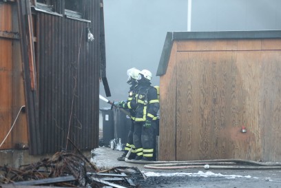 Zell unter Aichelberg: Rakete setzt Gebaeude ein Vollbrand