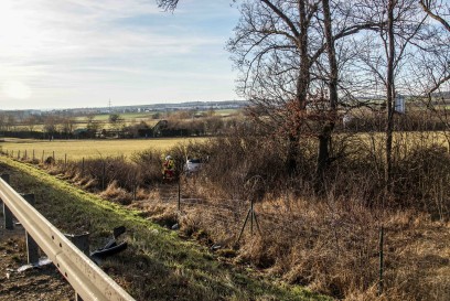 Ehningen: PKW ueberschlaegt sich und landet neben der Autobahn