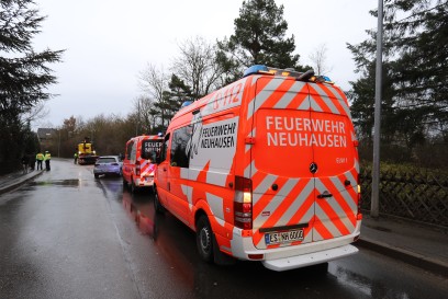 Neuhausen: PKW Lenkerin verliert Kontrolle ueber ihr Fahrzeug und faehrt in den Gegenverkehr und gegen eine Laterne