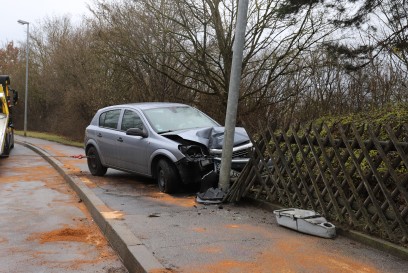 Neuhausen: PKW Lenkerin verliert Kontrolle ueber ihr Fahrzeug und faehrt in den Gegenverkehr und gegen eine Laterne