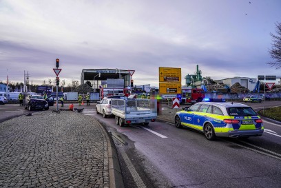 B465/ Kirchheim unter Teck: Frontalzusammenstoss mit vier Verletzten (Zeugenaufruf)