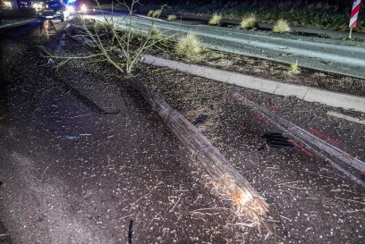 Reichenbach an der Fils: Alkoholisiert ueber die Verkehrsinsel? Zwei Verletzte nach Unfall am Ortseingang – Gaffer umfaehrt Polizeiabsperrung und macht Bilder