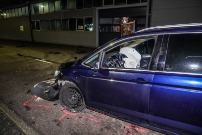 Reichenbach an der Fils: Alkoholisiert ueber die Verkehrsinsel? Zwei Verletzte nach Unfall am Ortseingang – Gaffer umfaehrt Polizeiabsperrung und macht Bilder