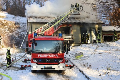 Lenningen-Schopfloch: Dachstuhlbrand fordert die Feuerwehren