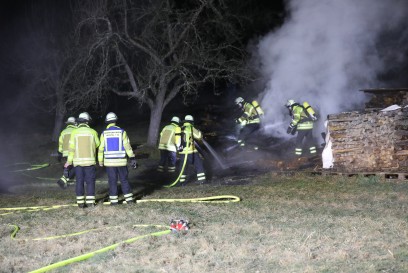 Aichtal-Aich: Brand von Huette und Holzstapel