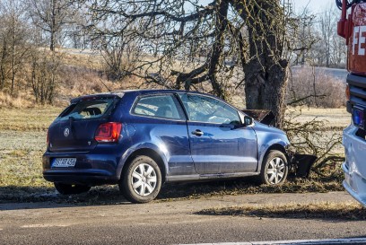Gaertringen: Schwerer Unfall bei Gaertringen - PKW kracht gegen Baum