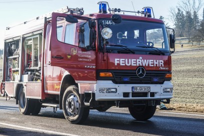 Gaertringen: Schwerer Unfall bei Gaertringen - PKW kracht gegen Baum