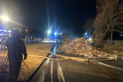 B312/ Neckartenzlingen: Langer Rueckstau nach Lkw-Brand