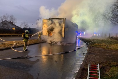 B312/ Neckartenzlingen: Langer Rueckstau nach Lkw-Brand
