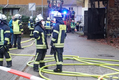 Pfinztal-Soellingen: Scheunenbrand fuehrt zu einem Grosseinsatz von Feuerwehr 