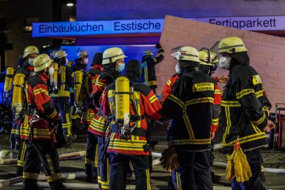 Suessen: Brand in Zwischendecke einer Schreinerei - mehrere Feuerwehren stundenlang im Einsatz