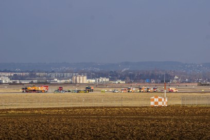 Flughafen Stuttgart: Kleinflugzeug beim Landen verunglueckt