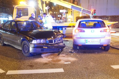 Pforzheim: Kreuzungsunfall in der Innenstadt - Rettungskraefte im Einsatz