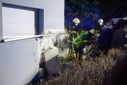 Sindelfingen: PKW kracht auf Hauseck - Fahrerin schwer verletzt