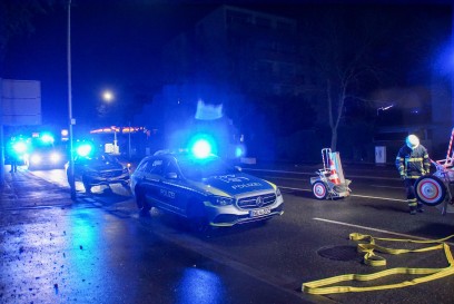 Sindelfingen: PKW kracht auf Hauseck - Fahrerin schwer verletzt