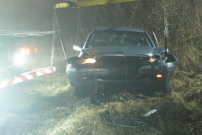 Neulingen: Pkw ueberfaehrt Verkehrsinsel und kommt von Fahrbahn ab - zwei Verletzte Personen