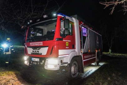 Berglen-Birkenweissbuch: BMW X5 brannte an abgelegener Feldscheune – Polizei nimmt Person mit 