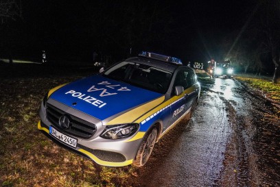 Berglen-Birkenweissbuch: BMW X5 brannte an abgelegener Feldscheune – Polizei nimmt Person mit 